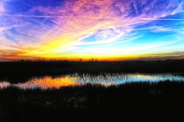 Louisiana Bažina silueta západu slunce a odrazy — Stock fotografie