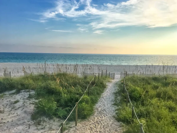 Zonsondergang en een pad op het strand — Stockfoto