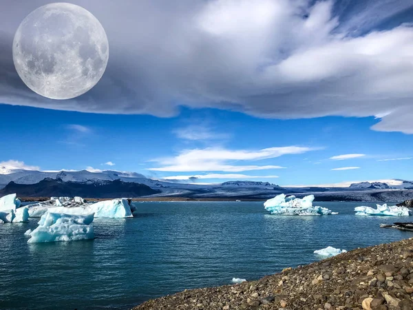 Maan over ijs in de poolgebied — Stockfoto