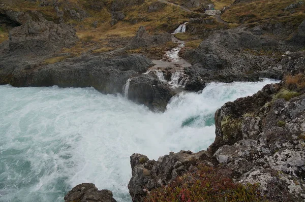 Rauschender, mächtiger Fluss in Island — Stockfoto