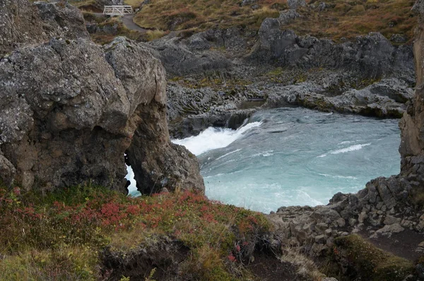 Rauschender, mächtiger Fluss in Island — Stockfoto