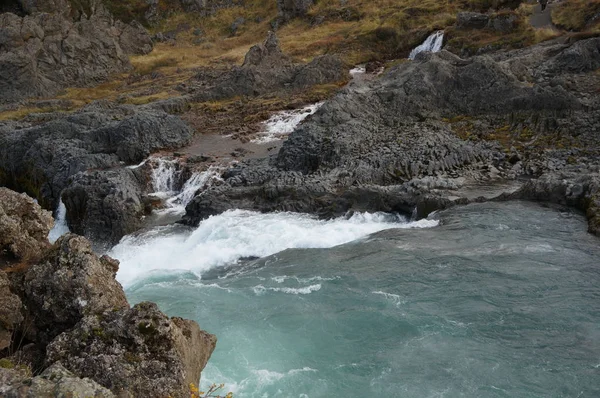 Rivière précipitée et puissante en Islande — Photo