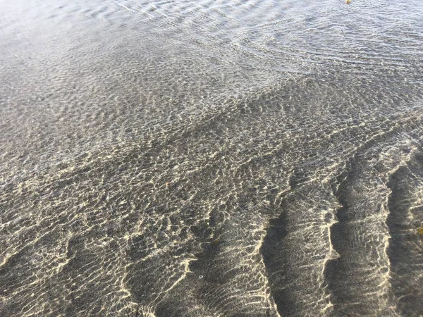 Eaux peu profondes sur le rivage de la plage — Photo