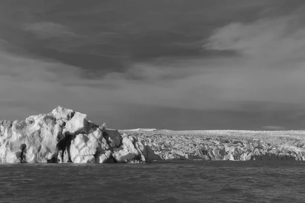 Lagune de glacier noir et blanc — Photo