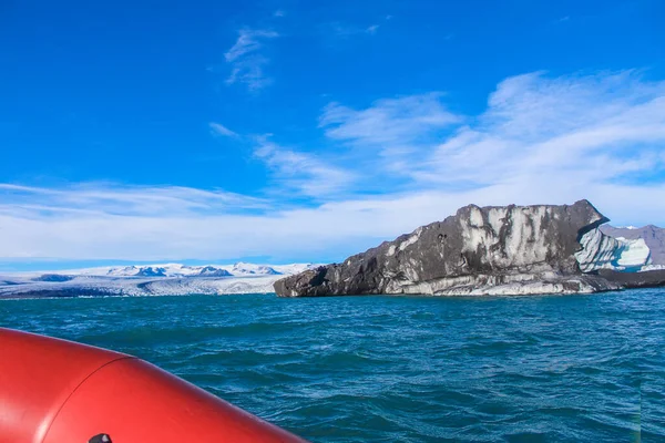 Βάρκα επιπλέει στην Artic λίμνη — Φωτογραφία Αρχείου