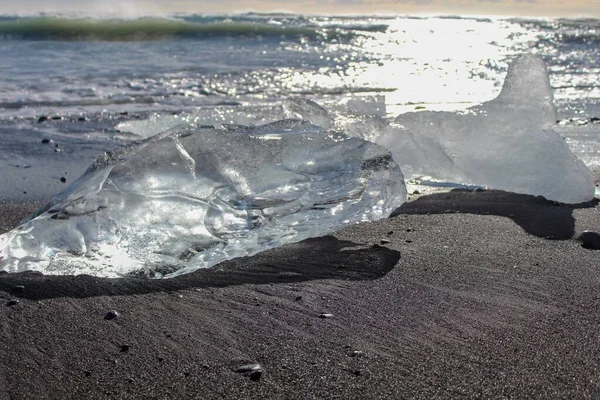 Blocchi di ghiaccio sulle spiagge nere dell'Islanda — Foto Stock