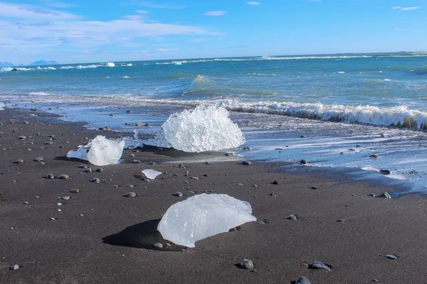 Morceaux de glace sur les plages noires d'Islande — Photo