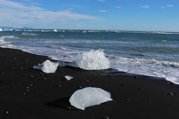Morceaux de glace sur les plages noires d'Islande — Photo