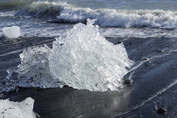 Large pieces of iceberg on black sand beach in Iceland — ストック写真
