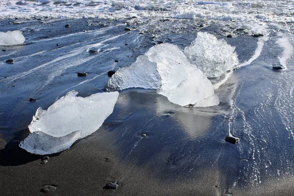 Gros morceaux d'iceberg sur la plage de sable noir en Islande — Photo