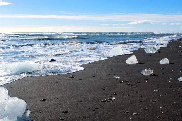 冰岛黑色沙滩上的大块冰山 — 图库照片