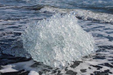 Kuzey kutbunda eriyen buzullar.