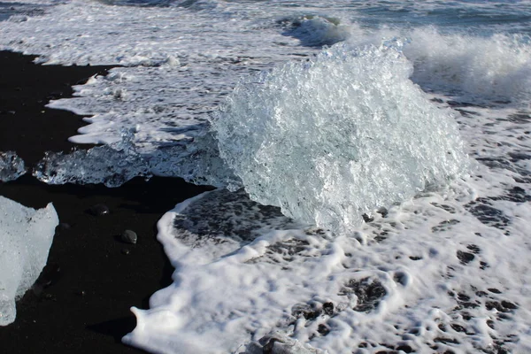Kawałki lodu na czarnych plażach Islandii — Zdjęcie stockowe