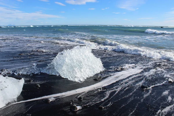 Morceaux de glace sur les plages noires d'Islande — Photo