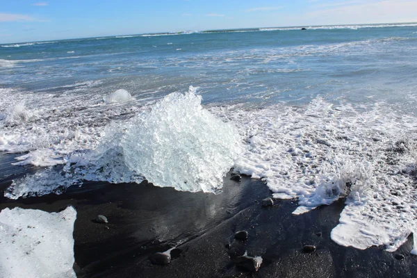 아이슬란드검은 해변에 있는 얼음덩어리 — 스톡 사진