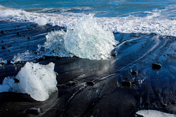 Kawałki lodu na czarnych plażach Islandii — Zdjęcie stockowe