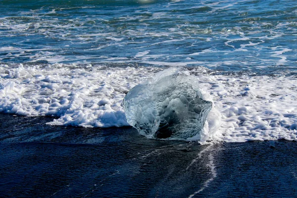 冰岛黑色海滩上的冰块 — 图库照片