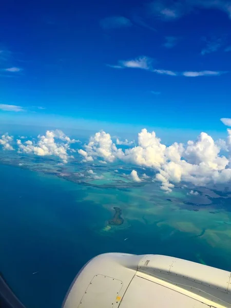 Airplane view of tropical ocean — Stock Photo, Image