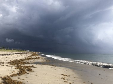 Kumsalda fırtına bulutları dolaşıyor.