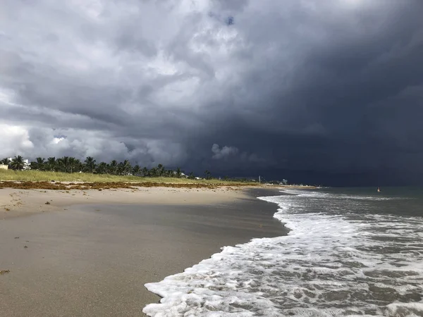 暴风雨云在海滩上滚滚而过 — 图库照片