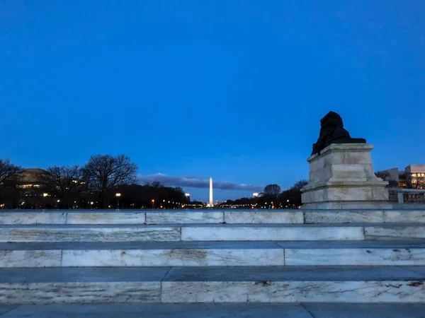 Памятник Вашингтону ночью — стоковое фото