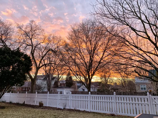 Por do sol em um bairro em Chicago, Illinois — Fotografia de Stock