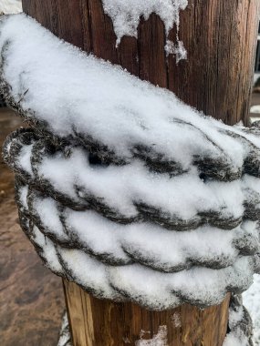 Kışın ahşap iskelede kar yağar