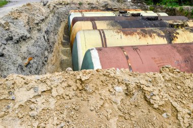 Büyük metal tankları üretim savaş toprağa gömüldü