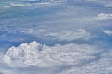 Bir uçak penceresinden bulutlar üzerinde Üstten Görünüm