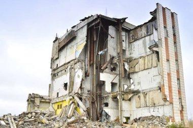 Yıkım, bir büyük endüstriyel tesis bertarafı.