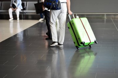 Bagaj olan adam. Açılış havaalanında beklentisi