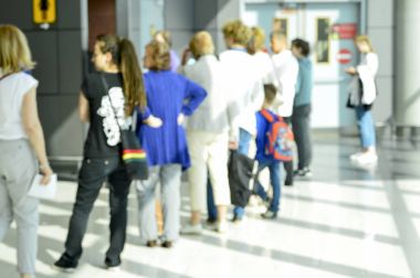 İnsanlar kayıt için bir sıra bekler