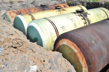 Büyük metal tankları üretim ambar toprağa gömüldü