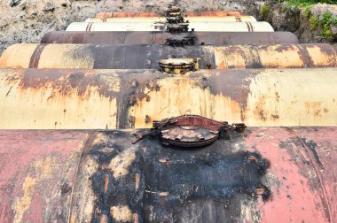 Büyük metal tankları üretim ambar toprağa gömüldü