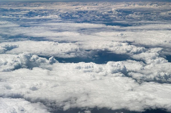 La vista superiore su nuvole da una finestra di aeroplano — Foto Stock