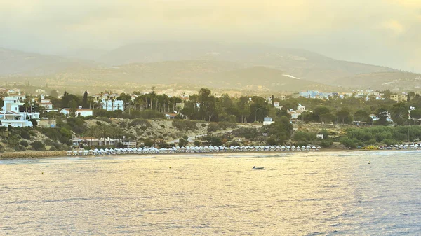 Üstten Görünüm Pafos, Kıbrıs, Bay bankaların sabah gündoğumu sırasında. Teknenin ön planda erkekte — Stok fotoğraf