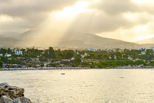 Vista superior de las orillas de la Bahía de Paphos, Chipre, durante el amanecer de la mañana. El hombre en el bote en primer plano — Foto de Stock