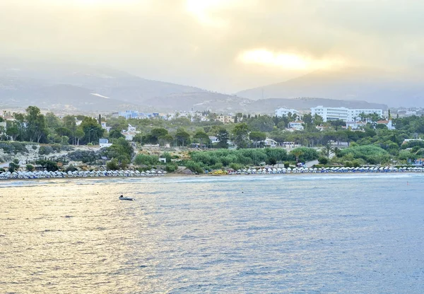 Top view of the banks of the Bay of Paphos, Cyprus, during the morning sunrise. The man in the boat in the foreground — Stock Photo, Image