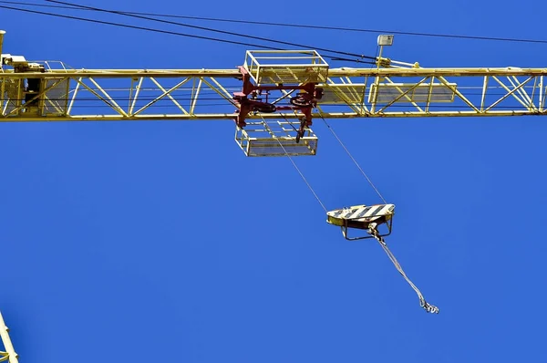 Guindaste de caminhão de arranha-céus para equipamentos e materiais de construção e elevação — Fotografia de Stock