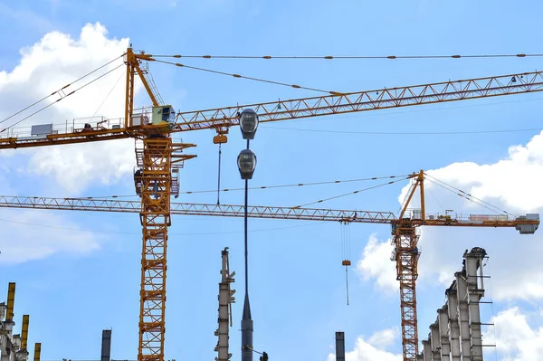 Yüksek binaların inşası, vinç yardımıyla inşaat malzemeleri sağlanması.