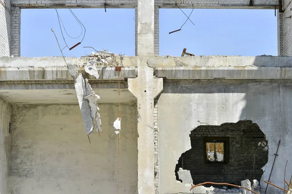 Demolición, eliminación de una gran planta industrial —  Fotos de Stock