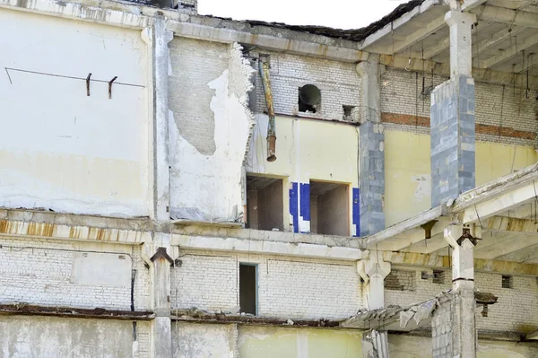 Demolition and dismantling of the remnants of the large industrial enterprise — Stock Photo, Image