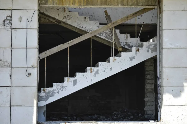 Demolition and dismantling of the remnants of the large industrial enterprise — Stock Photo, Image