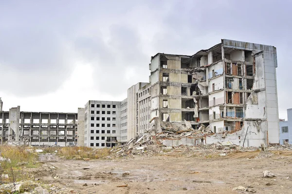 Démolition, élimination d'une grande usine industrielle — Photo