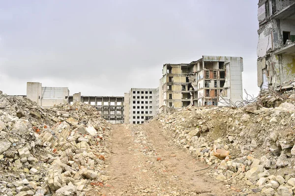 Demolição, eliminação de uma grande fábrica industrial — Fotografia de Stock