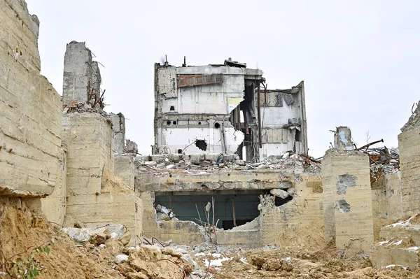 Yok edilen Endüstriyel Bina kalıntıları.