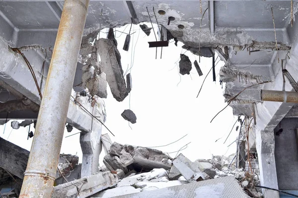 Yok edilen Endüstriyel Bina kalıntıları.