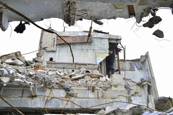 Yok edilen Endüstriyel Bina kalıntıları.