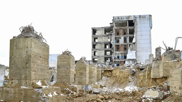 Yok edilen Endüstriyel Bina kalıntıları.