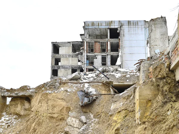 Yok edilen Endüstriyel Bina kalıntıları.